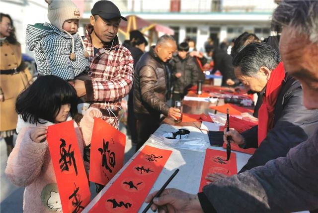 兴化市垛田街道：党建引领送温情，笔墨书香